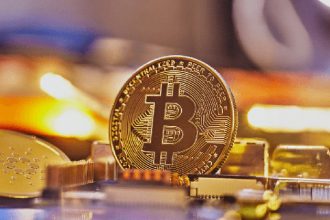 Bitcoin falls 2.6% below Wall Street's next move for under $81,000