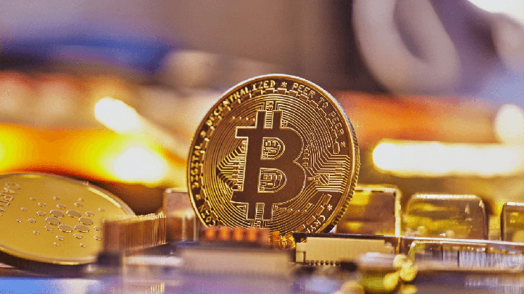Bitcoin falls 2.6% below Wall Street's next move for under $81,000