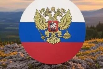 Escudo de Rusia delante de un paisaje rural.
