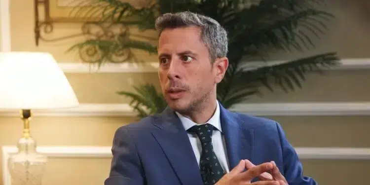 El economista Saifedean Ammous dando una entrevista.